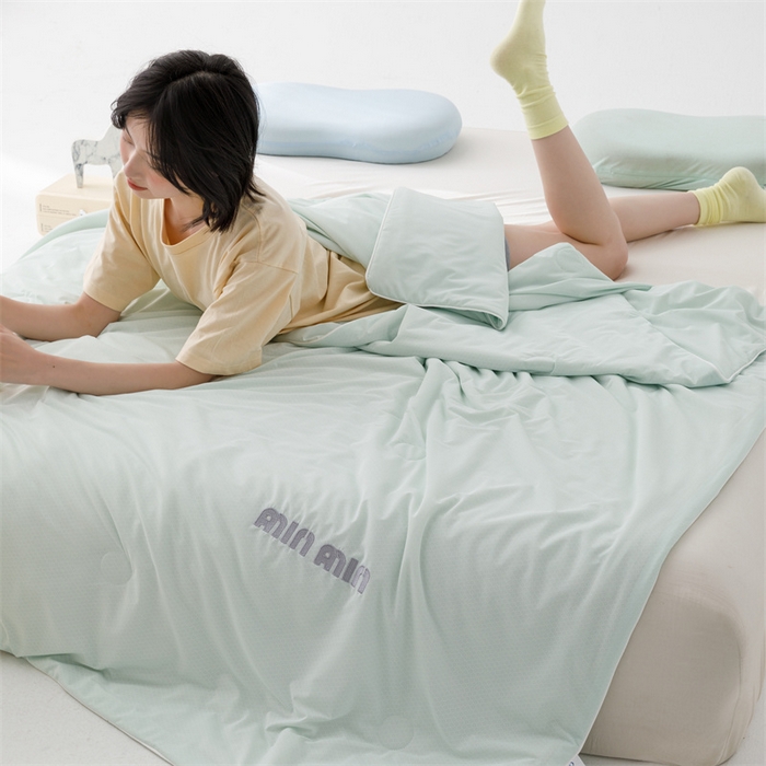 91家纺网 家纺一手货源 找家纺 丝幔家纺 2025新款A类提花绣花凉感夏被 被子被芯 淡雅绿