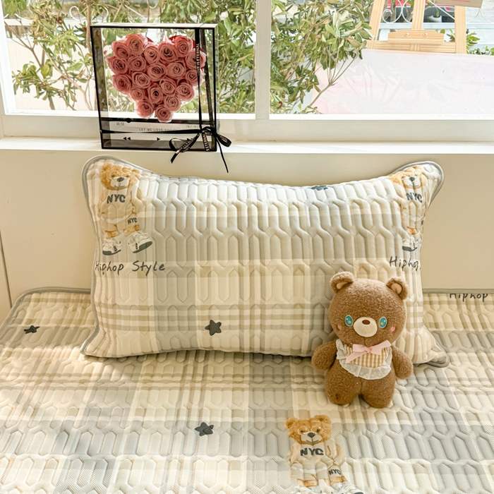 91家纺网 家纺一手货源 找家纺 佰亿莱2024新款小清新印花乳胶凉席 格子熊