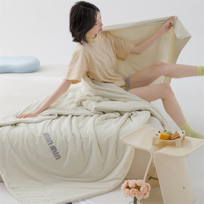 91家纺网 家纺一手货源 找家纺 丝幔家纺 2025新款A类提花绣花凉感夏被 被子被芯 奶油白