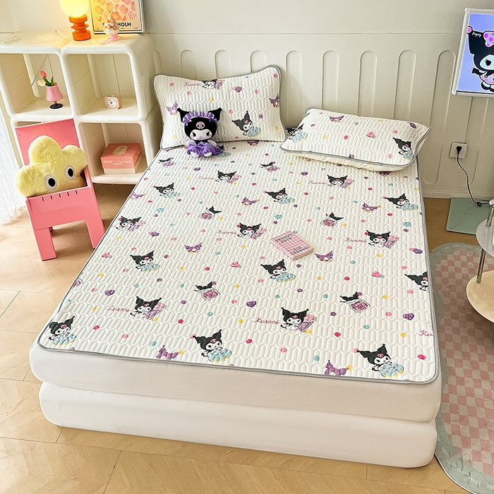 91家纺网 家纺一手货源 找家纺 金爱家 2024新款A类三丽鸥高品质可组合凉感丝乳胶席牛奶丝针织棉软糯夏被四件套 乳胶席-彩糖库洛米