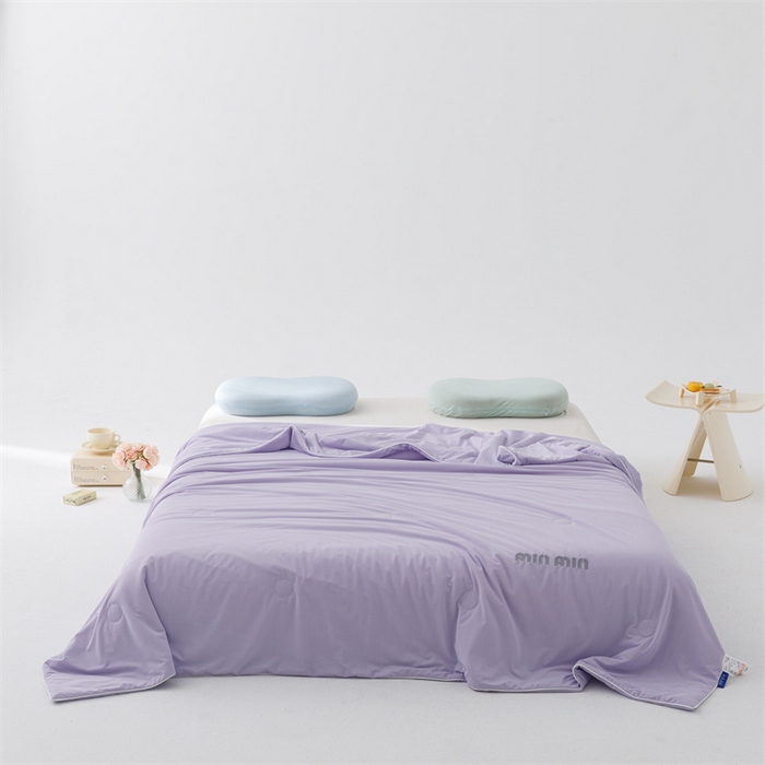 91家纺网 家纺一手货源 找家纺 丝幔家纺 2025新款A类提花绣花凉感夏被 被子被芯 魅紫