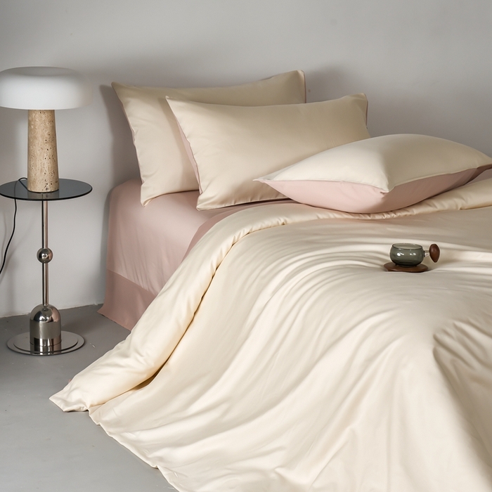 91家纺网 家纺一手货源 找家纺 秀色家纺 2025新款轻奢60支贡缎高支贡缎长绒棉全棉四件套简约纯色床上被套床单床笠式 米朵-蜜桃奶油