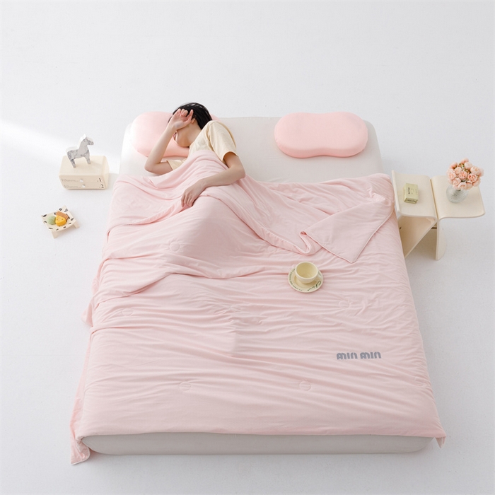 91家纺网 家纺一手货源 找家纺 丝幔家纺 2025新款A类提花绣花凉感夏被 被子被芯 樱花粉