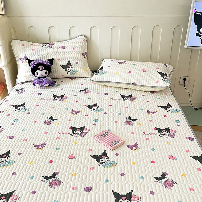 91家纺网 家纺一手货源 找家纺 金爱家 2024新款A类三丽鸥高品质可组合凉感丝乳胶席牛奶丝针织棉软糯夏被四件套 乳胶席-彩糖库洛米