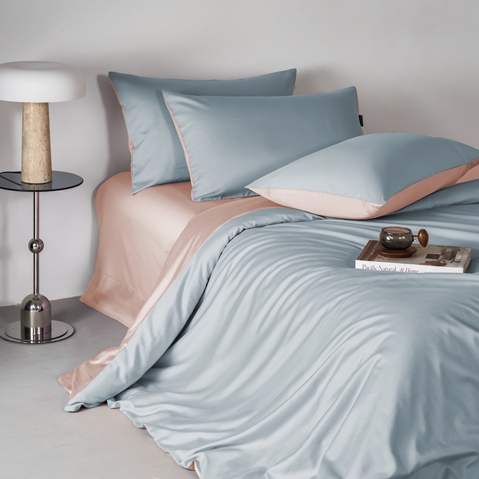 91家纺网 家纺一手货源 找家纺 秀色家纺 2025新款轻奢60支贡缎高支贡缎长绒棉全棉四件套简约纯色床上被套床单床笠式 米朵-蓝莓粉