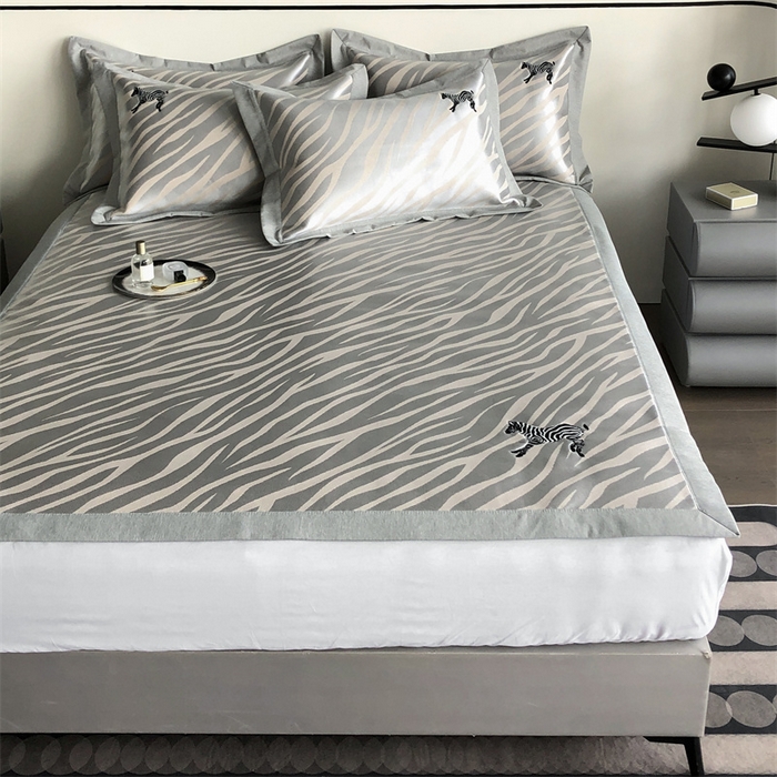 91家纺网 家纺一手货源 找家纺 三味舒屋 2025新款凉感马德里冰丝提花刺绣凉席 马德里米床席