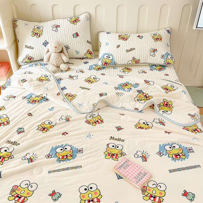 91家纺网 家纺一手货源 找家纺 金爱家 2024新款A类三丽鸥高品质可组合凉感丝乳胶席牛奶丝针织棉软糯夏被四件套 乳胶席-彩虹大眼蛙