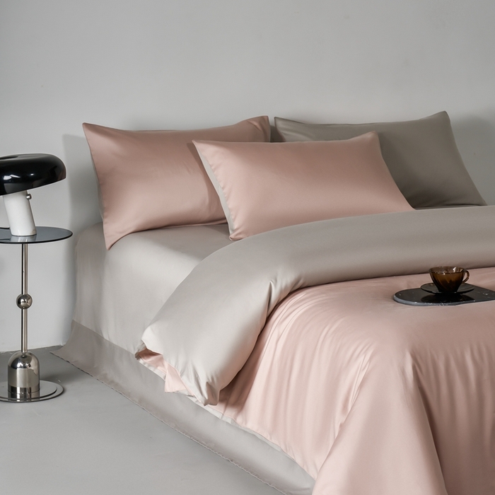 91家纺网 家纺一手货源 找家纺 秀色家纺 2025新款轻奢60支贡缎高支贡缎长绒棉全棉四件套简约纯色床上被套床单床笠式 米朵-蕊粉灰