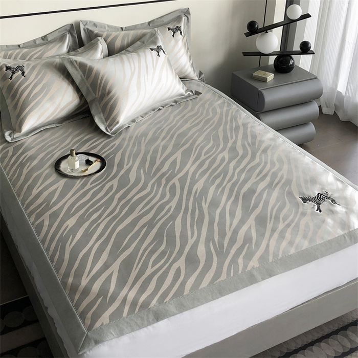 91家纺网 家纺一手货源 找家纺 三味舒屋 2025新款凉感马德里冰丝提花刺绣凉席 马德里米床席