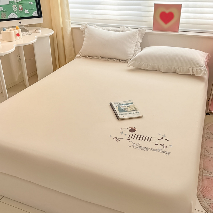 91家纺网 家纺一手货源 找家纺 2024新款A类全棉水洗棉绣花单床笠 腊肠狗-月光白