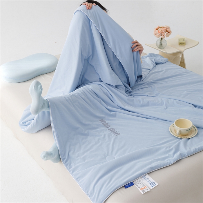 91家纺网 家纺一手货源 找家纺 丝幔家纺 2025新款A类提花绣花凉感夏被 被子被芯 海洋蓝