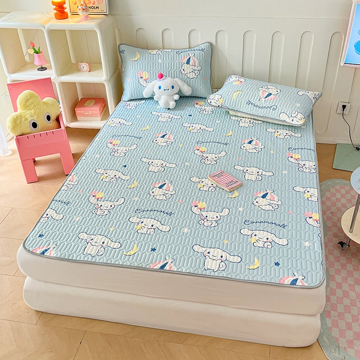 91家纺网 家纺一手货源 找家纺 金爱家 2024新款A类三丽鸥高品质可组合凉感丝乳胶席牛奶丝针织棉软糯夏被四件套 乳胶席-月亮玉桂狗