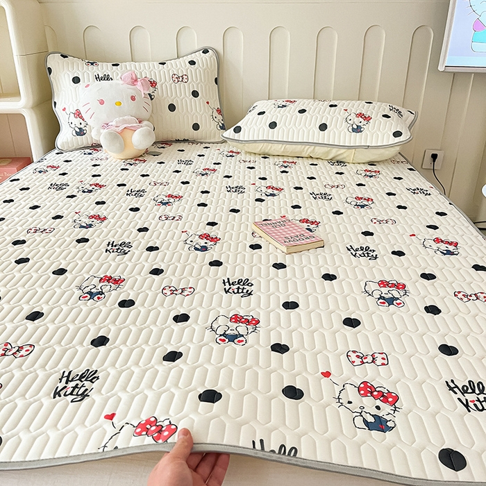 91家纺网 家纺一手货源 找家纺 金爱家 2024新款A类三丽鸥高品质可组合凉感丝乳胶席牛奶丝针织棉软糯夏被四件套 乳胶席-波点kitty