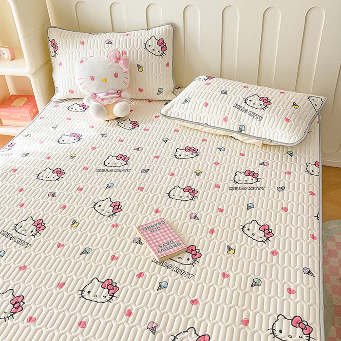 91家纺网 家纺一手货源 找家纺 金爱家 2024新款A类三丽鸥高品质可组合凉感丝乳胶席牛奶丝针织棉软糯夏被四件套 乳胶席-甜甜kitty