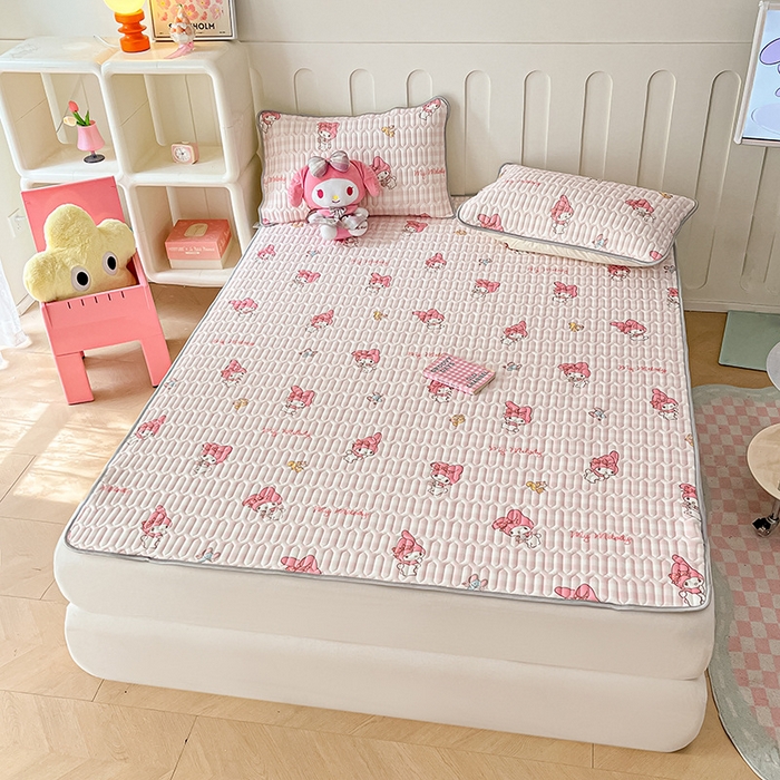 91家纺网 家纺一手货源 找家纺 金爱家 2024新款A类三丽鸥高品质可组合凉感丝乳胶席牛奶丝针织棉软糯夏被四件套 乳胶席-粉格美乐蒂