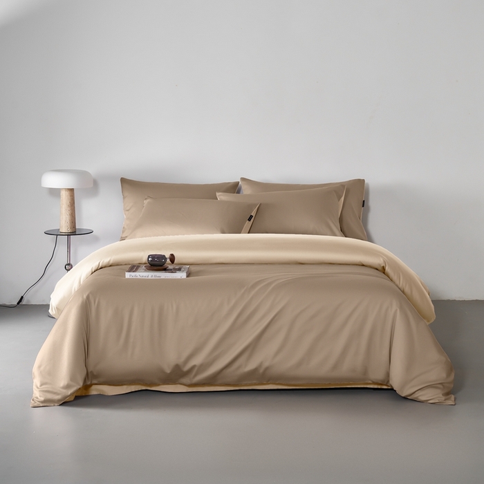 91家纺网 家纺一手货源 找家纺 秀色家纺 2025新款轻奢60支贡缎高支贡缎长绒棉全棉四件套简约纯色床上被套床单床笠式 米朵-亚麻咖+香槟金