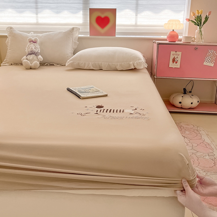 91家纺网 家纺一手货源 找家纺 2024新款A类全棉水洗棉绣花单床笠 腊肠狗-奶驼