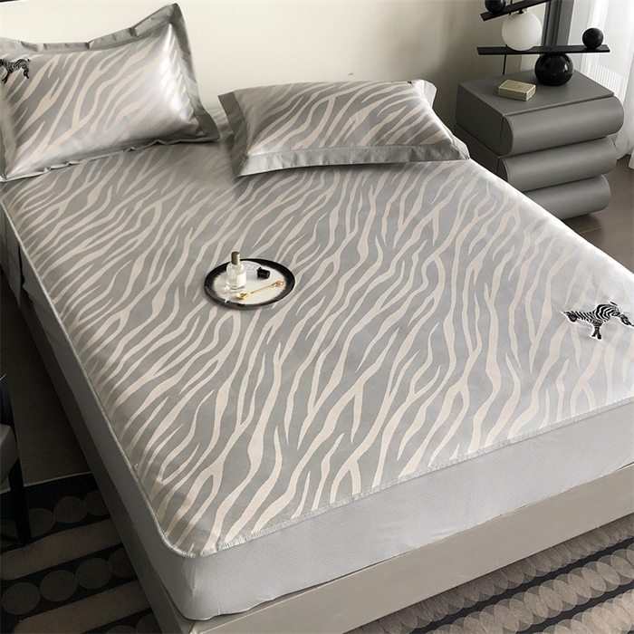 91家纺网 家纺一手货源 找家纺 三味舒屋 2025新款凉感马德里冰丝提花刺绣凉席 马德里米床笠