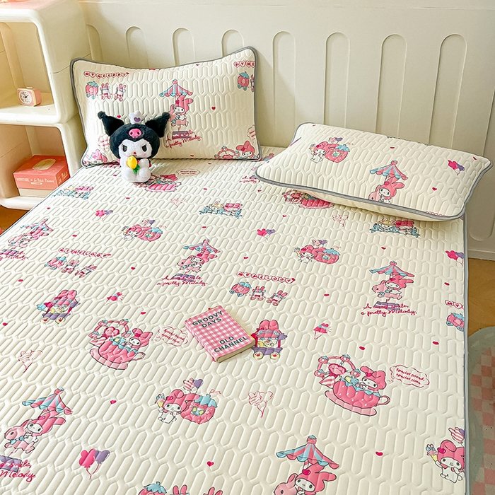 91家纺网 家纺一手货源 找家纺 金爱家 2024新款A类三丽鸥高品质可组合凉感丝乳胶席牛奶丝针织棉软糯夏被四件套 乳胶席-游乐园美乐蒂