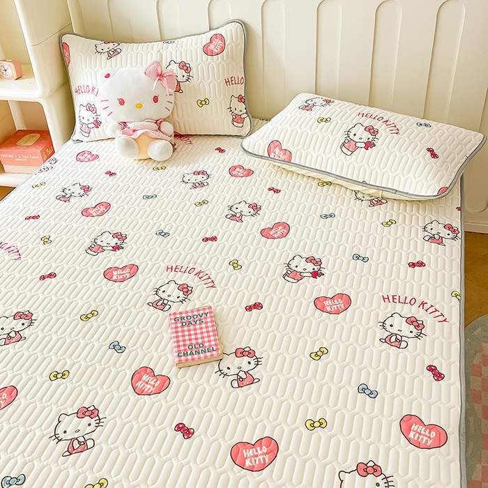 91家纺网 家纺一手货源 找家纺 金爱家 2024新款A类三丽鸥高品质可组合凉感丝乳胶席牛奶丝针织棉软糯夏被四件套 乳胶席-心心kitty