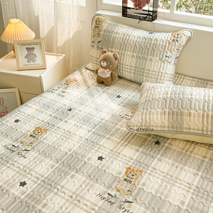 91家纺网 家纺一手货源 找家纺 佰亿莱2024新款小清新印花乳胶凉席 格子熊