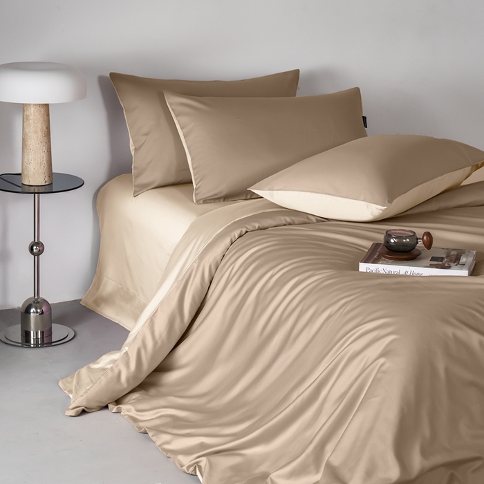 91家纺网 家纺一手货源 找家纺 秀色家纺 2025新款轻奢60支贡缎高支贡缎长绒棉全棉四件套简约纯色床上被套床单床笠式 米朵-亚麻咖+香槟金