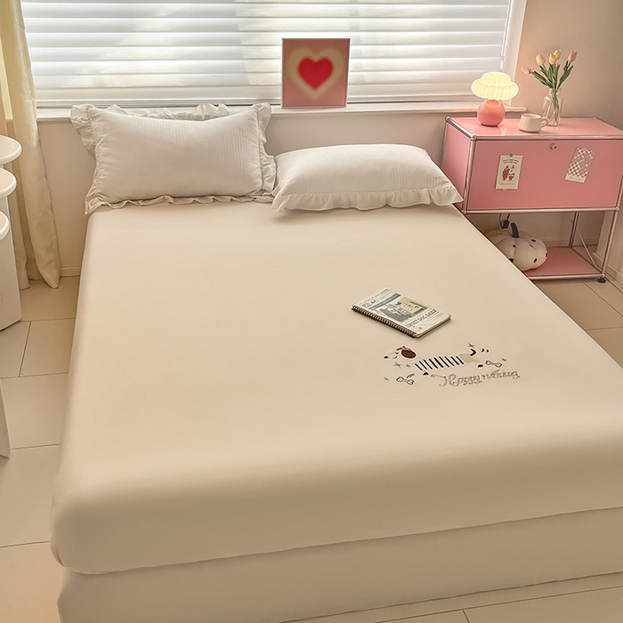 91家纺网 家纺一手货源 找家纺 2024新款A类全棉水洗棉绣花单床笠 腊肠狗-月光白