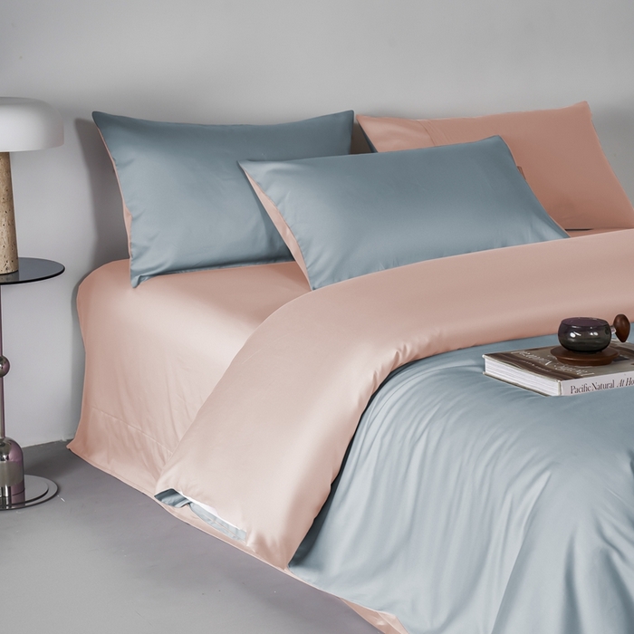 91家纺网 家纺一手货源 找家纺 秀色家纺 2025新款轻奢60支贡缎高支贡缎长绒棉全棉四件套简约纯色床上被套床单床笠式 米朵-蓝莓粉