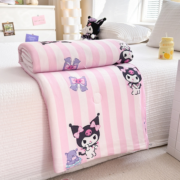 91家纺网 家纺一手货源 找家纺 博雅 2024新款三丽鸥正版系列A类牛奶丝软糯针织棉大豆纤维夏被 针织棉（带防伪标）粉条纹库洛米