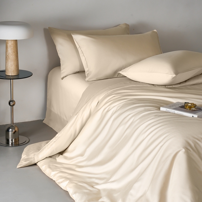 91家纺网 家纺一手货源 找家纺 秀色家纺 2025新款轻奢60支贡缎高支贡缎长绒棉全棉四件套简约纯色床上被套床单床笠式 米朵-奶昔白