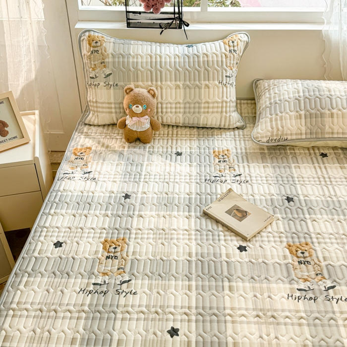 91家纺网 家纺一手货源 找家纺 佰亿莱2024新款小清新印花乳胶凉席 格子熊