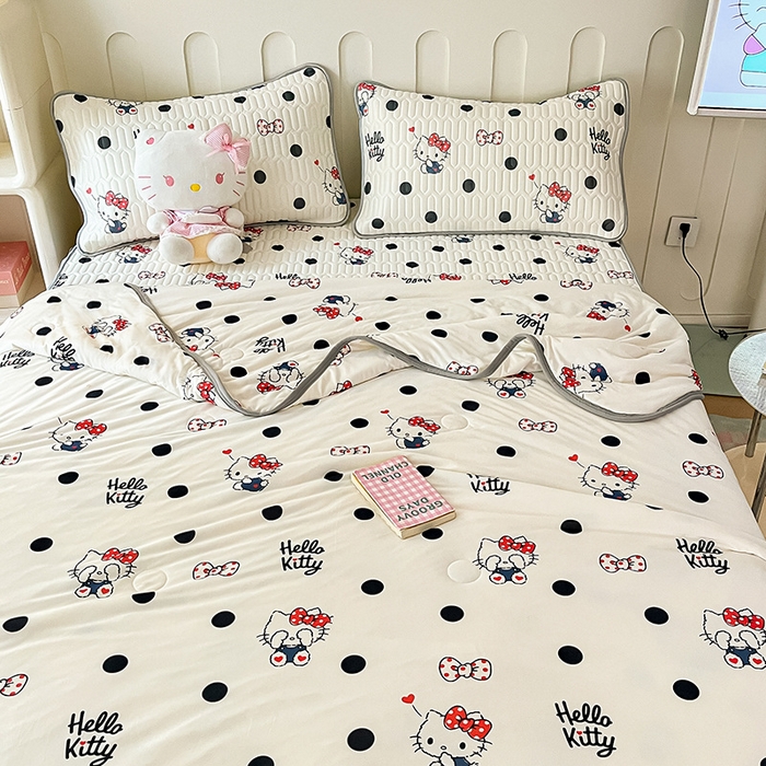 91家纺网 家纺一手货源 找家纺 金爱家 2024新款A类三丽鸥高品质可组合凉感丝乳胶席牛奶丝针织棉软糯夏被四件套 乳胶席-波点kitty