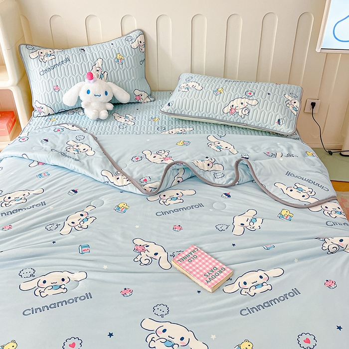 91家纺网 家纺一手货源 找家纺 金爱家 2024新款A类三丽鸥高品质可组合凉感丝乳胶席牛奶丝针织棉软糯夏被四件套 乳胶席-牛奶甜点玉桂狗