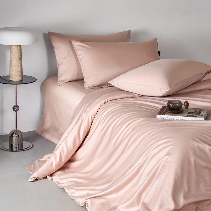 91家纺网 家纺一手货源 找家纺 秀色家纺 2025新款轻奢60支贡缎高支贡缎长绒棉全棉四件套简约纯色床上被套床单床笠式 米朵-茱萸粉