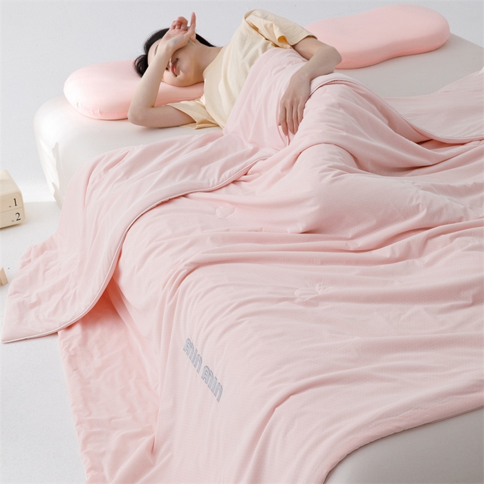 91家纺网 家纺一手货源 找家纺 丝幔家纺 2025新款A类提花绣花凉感夏被 被子被芯 樱花粉