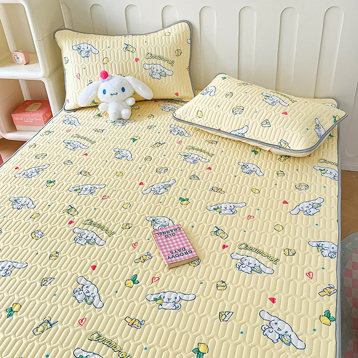 91家纺网 家纺一手货源 找家纺 金爱家 2024新款A类三丽鸥高品质可组合凉感丝乳胶席牛奶丝针织棉软糯夏被四件套 乳胶席-柠檬玉桂狗