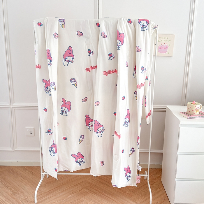 91家纺网 家纺一手货源 找家纺 博雅 2024新款三丽鸥正版系列A类牛奶丝软糯针织棉大豆纤维夏被 针织棉（带防伪标）草莓美乐蒂