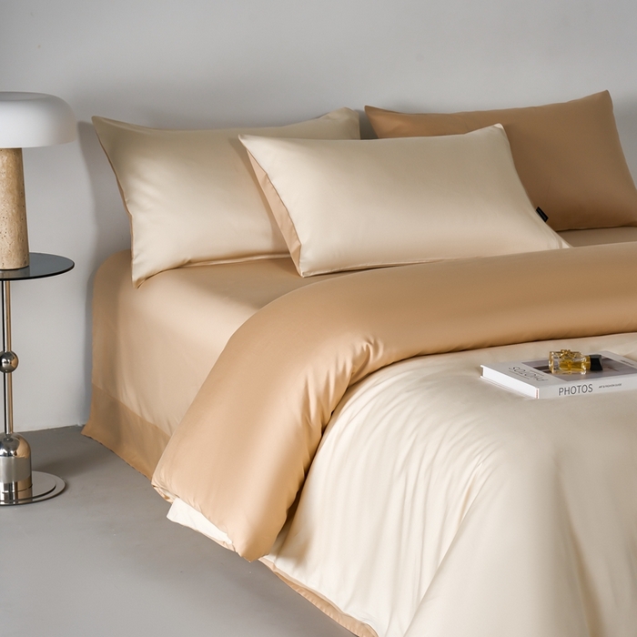 91家纺网 家纺一手货源 找家纺 秀色家纺 2025新款轻奢60支贡缎高支贡缎长绒棉全棉四件套简约纯色床上被套床单床笠式 米朵-奶昔白香槟金