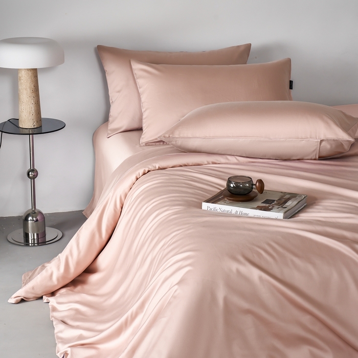 91家纺网 家纺一手货源 找家纺 秀色家纺 2025新款轻奢60支贡缎高支贡缎长绒棉全棉四件套简约纯色床上被套床单床笠式 米朵-茱萸粉