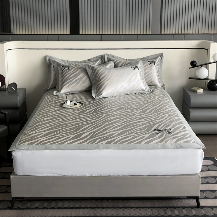 91家纺网 家纺一手货源 找家纺 三味舒屋 2025新款凉感马德里冰丝提花刺绣凉席 马德里米床席