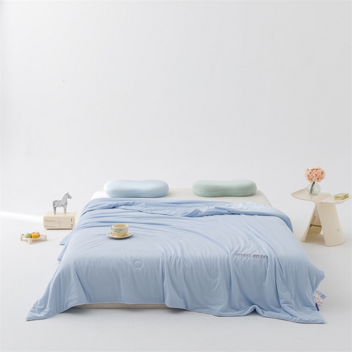 91家纺网 家纺一手货源 找家纺 丝幔家纺 2025新款A类提花绣花凉感夏被 被子被芯 海洋蓝