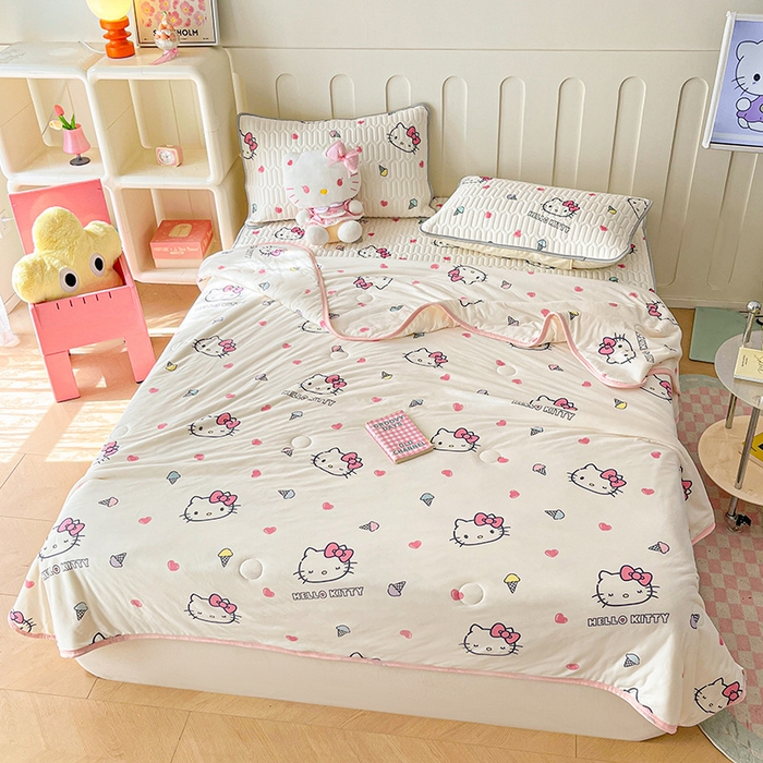 91家纺网 家纺一手货源 找家纺 金爱家 2024新款A类三丽鸥高品质可组合凉感丝乳胶席牛奶丝针织棉软糯夏被四件套 乳胶席-甜甜kitty