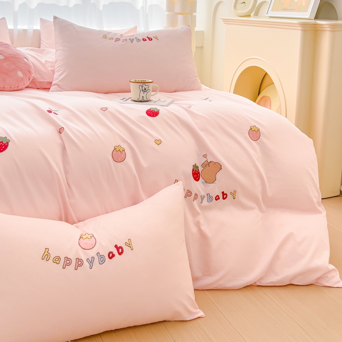 91家纺网 家纺一手货源 找家纺 亲亲公主 2025新款全棉可爱刺绣四件套 草莓熊