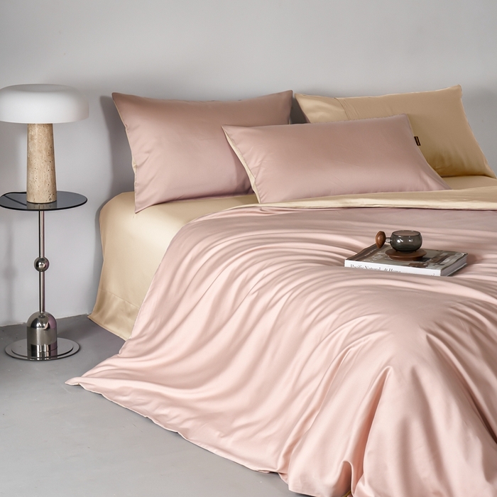 91家纺网 家纺一手货源 找家纺 秀色家纺 2025新款轻奢60支贡缎高支贡缎长绒棉全棉四件套简约纯色床上被套床单床笠式 米朵-茱萸粉+香槟金