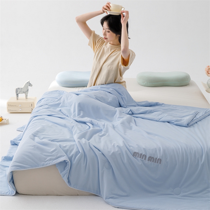 91家纺网 家纺一手货源 找家纺 丝幔家纺 2025新款A类提花绣花凉感夏被 被子被芯 海洋蓝