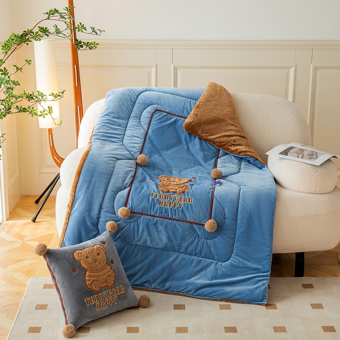 91家纺网 家纺一手货源 找家纺 枕芯真意 2024新款宝宝绒抱枕被 蔚蓝色