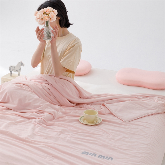 91家纺网 家纺一手货源 找家纺 丝幔家纺 2025新款A类提花绣花凉感夏被 被子被芯 樱花粉