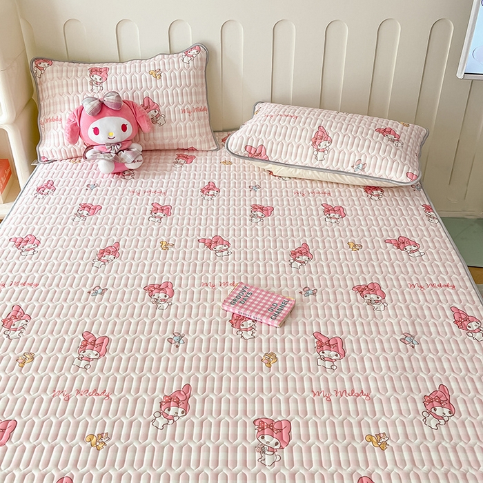 91家纺网 家纺一手货源 找家纺 金爱家 2024新款A类三丽鸥高品质可组合凉感丝乳胶席牛奶丝针织棉软糯夏被四件套 乳胶席-粉格美乐蒂