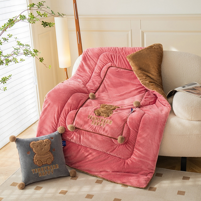 91家纺网 家纺一手货源 找家纺 枕芯真意 2024新款宝宝绒抱枕被 玫红