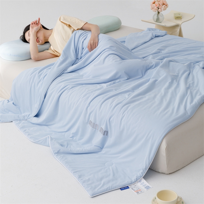 91家纺网 家纺一手货源 找家纺 丝幔家纺 2025新款A类提花绣花凉感夏被 被子被芯 海洋蓝